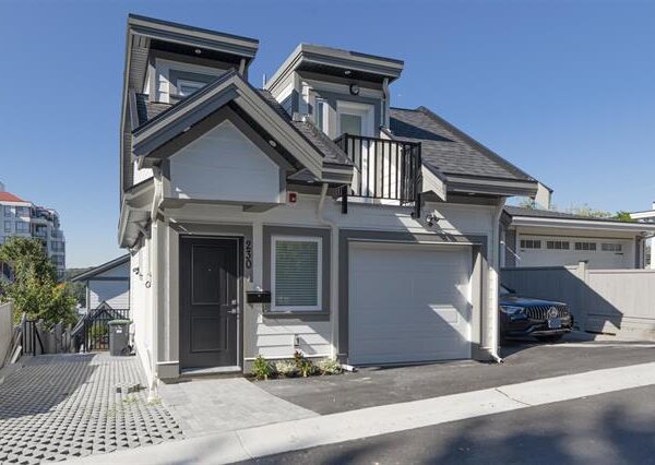 Stunning Newer Detached-Style Townhome in New Westminster