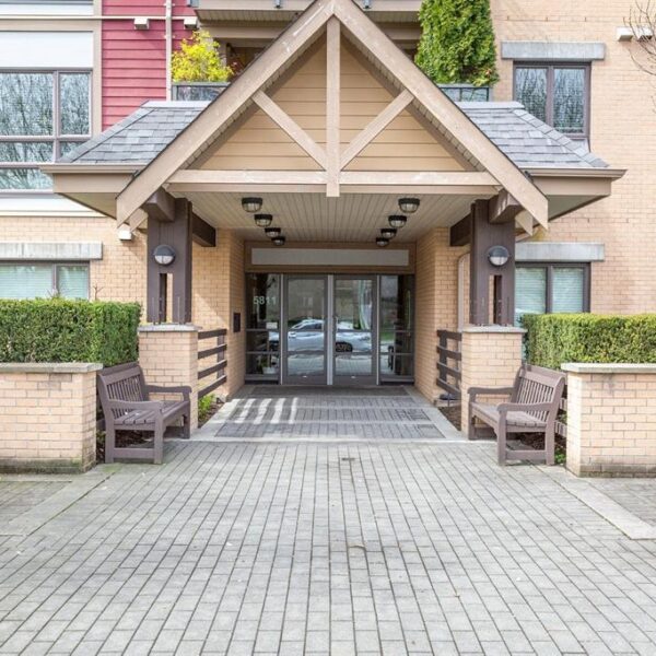 Beautiful South Facing Top Floor One Bed and Den Condo in Cloverdale