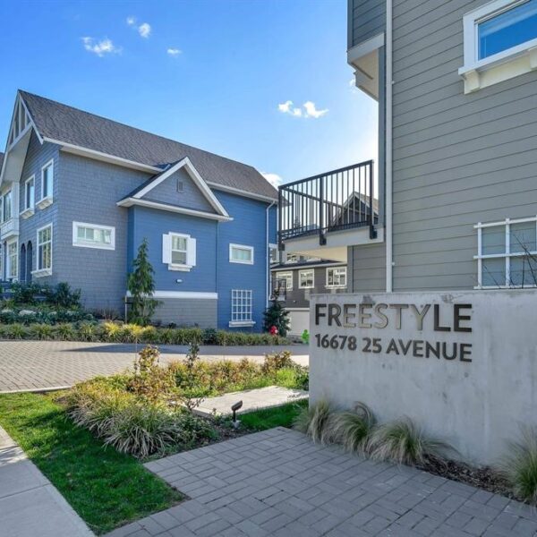 Freestyle Bright South Facing 3 Bedroom/Den/2.5 Bathroom 