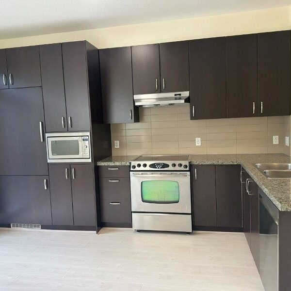 Kaleden Bright South Facing Kitchen 3 Bedroom/2 Bathroom 
