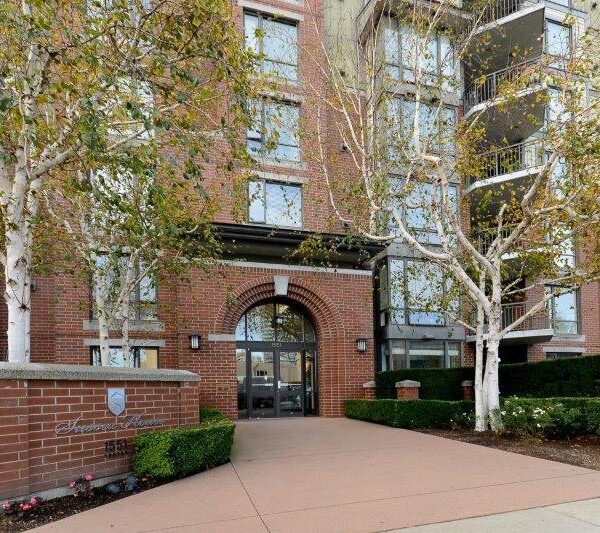 Prime Uptown White Rock Spacious 2 Bedrooms Plus Den/2 Bath Concrete Condo