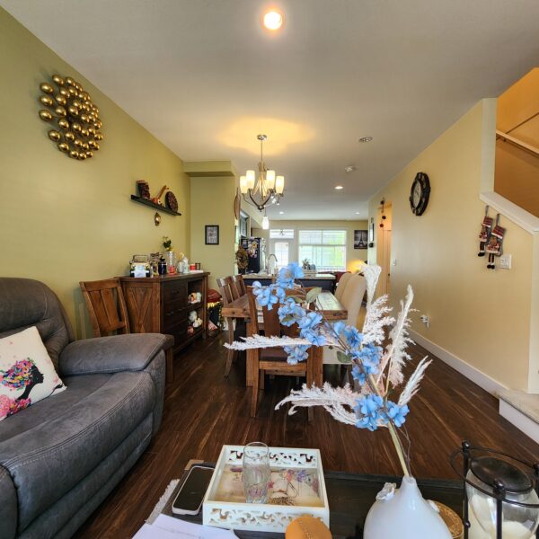 Beautiful three bedroom townhouse in Cloverdale with garage