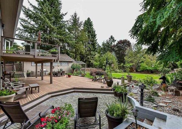 Impressive Updated Family Home/Gardeners Delight in Panorama Ridge 