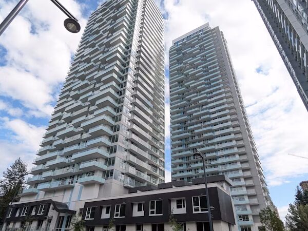 Beautiful and Bright One Bedroom with View Close to King George Skytrain