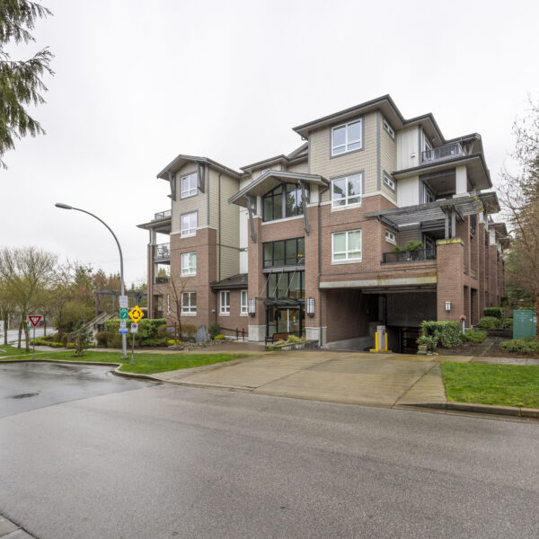 South Point Walk- Spacious, Chic and Stylish Apartment!