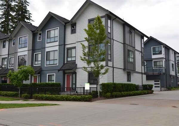 Spacious & Stylish Townhouse in South Surrey