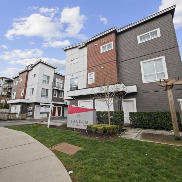 Three Bedroom Townhouse in Langley with Roof Top Terrace and Tandem Garage