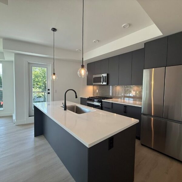 CORNER UNIT! South West Facing! New King & Crescent 2 Bedroom/1 Full Bathroom