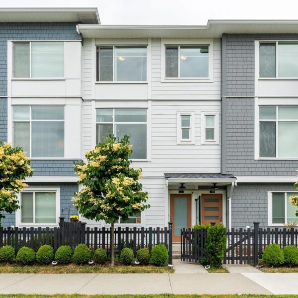 Bright & Spacious Carson Townhouse in South Surrey!