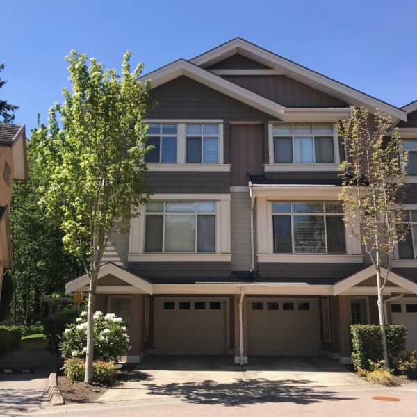 Lovely End Unit/Fenced Yard 3 Bedrooms/2.5 Bath