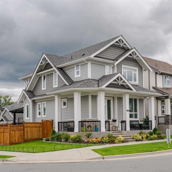Beautiful Five Bedroom Home with Two Bed Suite in Yorkson, Langley with Central AC