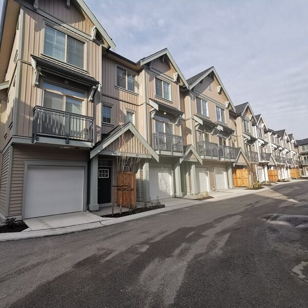 Beautiful Three Bedroom, Two and a Half Bathroom Townhouse in Langley with Parking