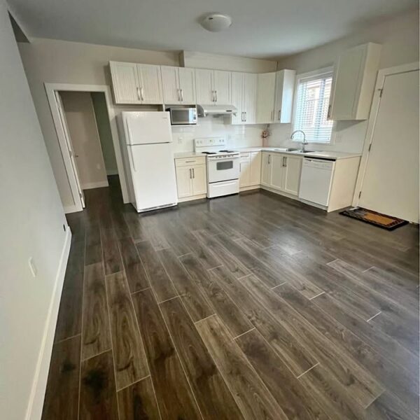 Bright and Modern 2 Bedroom 1 Bath Suite in White Rock