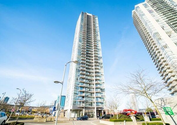 Conveniently located Two Bedroom Close to King George Skytrain
