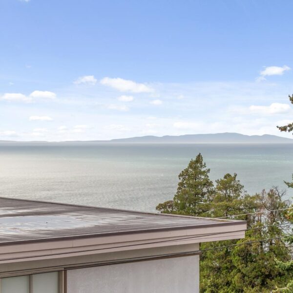 Stunning Oceanview 1-Bedroom - 1 Bathroom 