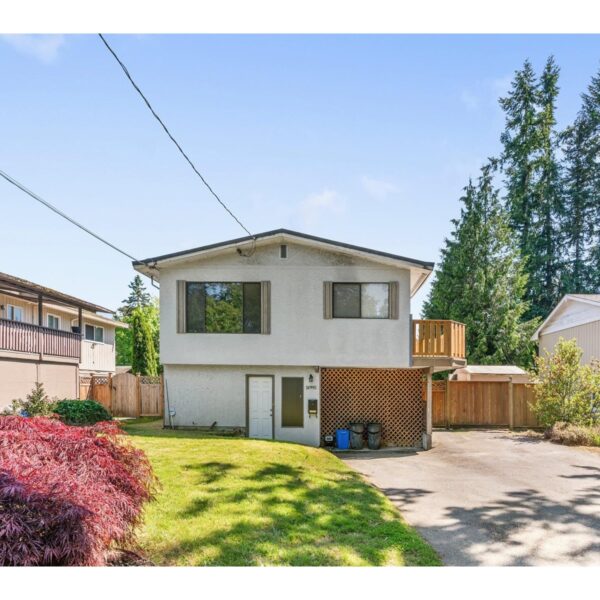 Four Bedroom House in Brookswood with Full Walk Out One Bedroom Suite