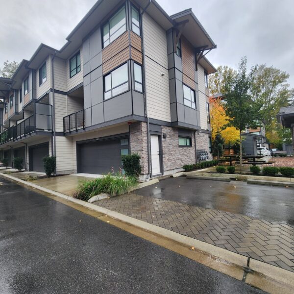 Beautiful Three Bed and Den Townhouse in Willoughby with Central AC and with 3 Parking Spaces