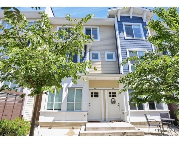 Hazelwood Townhouse. Stylish & Bright Three Bedrooms/Three Bathrooms