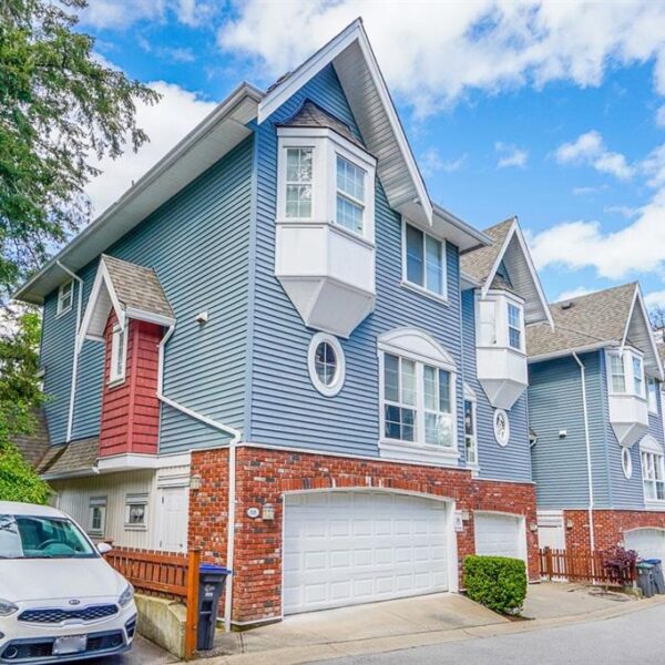 Stunning Three Bed and Flex Room Town House in Sullivan with 3 Parking Spaces