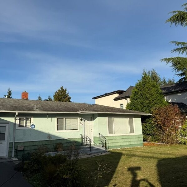 Charming 3 Bedrooms Plus Den/3 Bathrooms Rancher in Sunny South Surrey/White Rock
