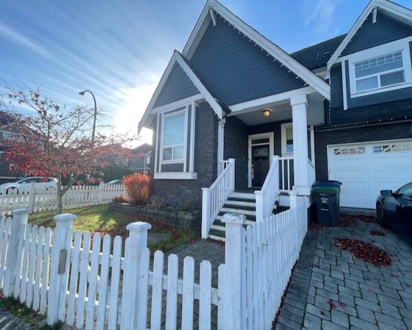 Beautiful Contemporary Upper House/Three Bedrooms Plus Den