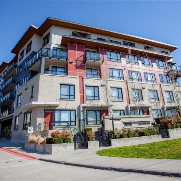 Spacious One Bedroom Corner Unit by New Skytrain Station