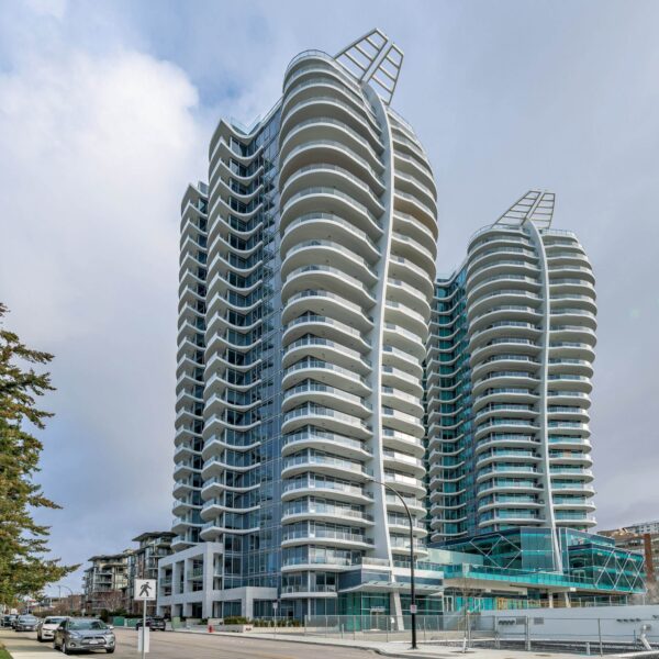 Bright, Ocean/Mountain Views 2 Bedroom Plus Den/2 Bathrooms