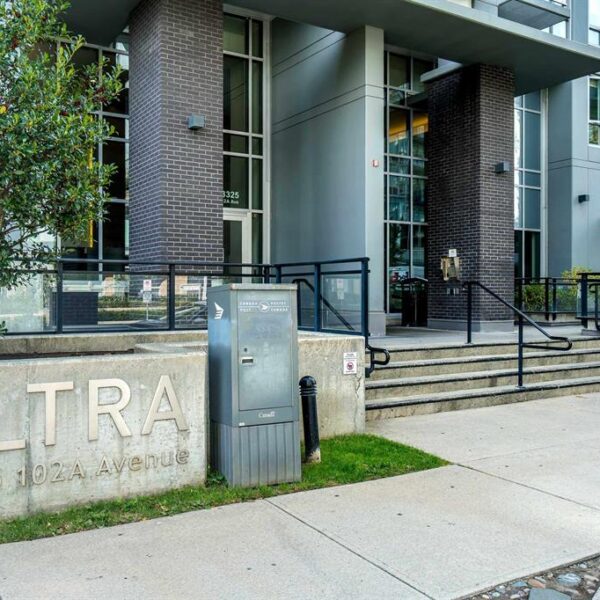 Ultra. Studio with Mountain and City Views