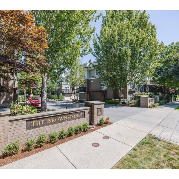 Brownstones. Beautiful Three Bedrooms Plus Den Townhome