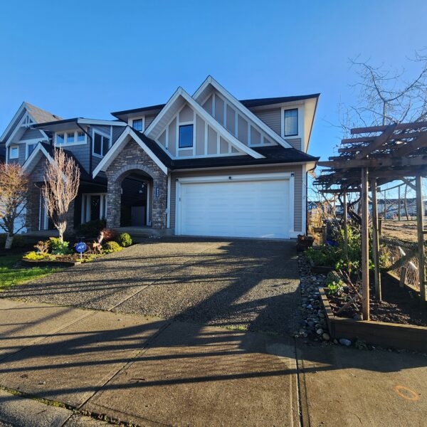 Stunning Full Five Bedroom Executive House in Willoughby with In-law Suite and Central AC