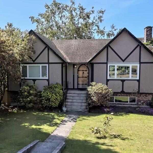 Bright, Sunny Family Home in Desirable West White Rock – 4 Bedrooms + 2 Dens + 2 Bathroom