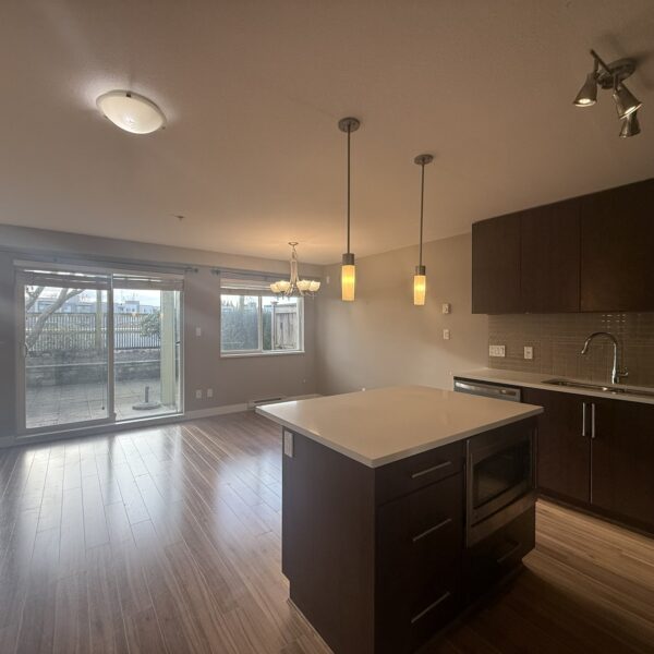 Bright Open Concept / The Summit House I ARC / Morgan Crossing 1 Bedroom + Spacious Den +1 Full Bathroom  