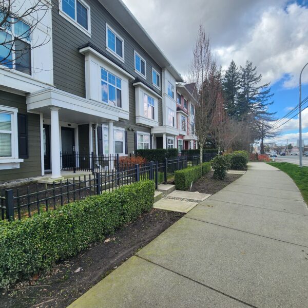 Beautiful Four Bedroom Townhouse in Aldergrove/Abbotsford with Parking