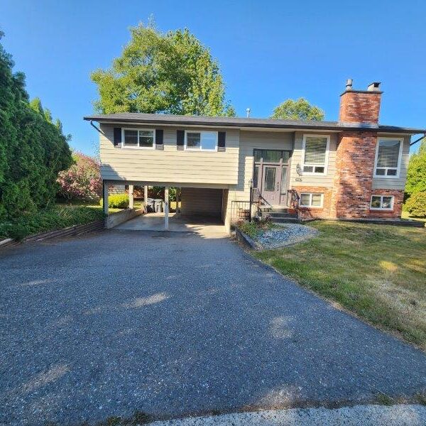 Beautiful Three Bedroom Full House in Cloverdale, with Yard