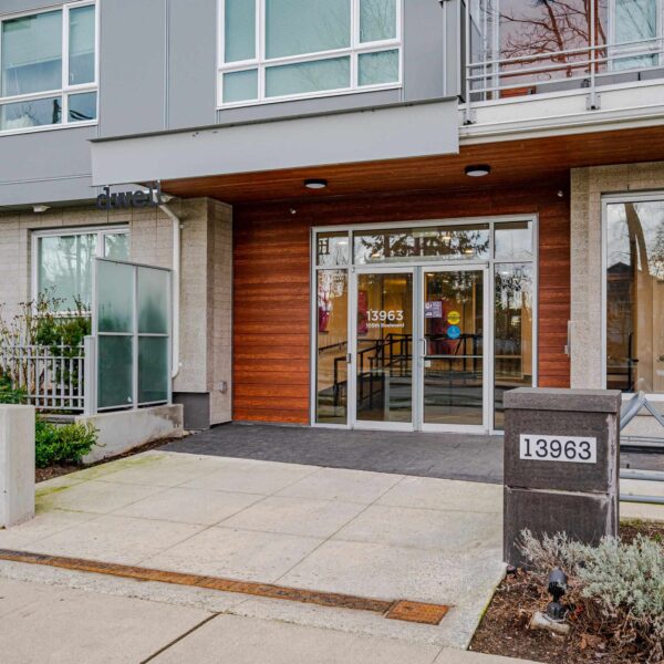 Dwell. Spacious Two Bedrooms/Two Baths