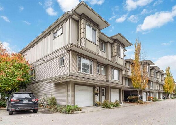Beautiful two bedroom townhouse in Cloverdale 