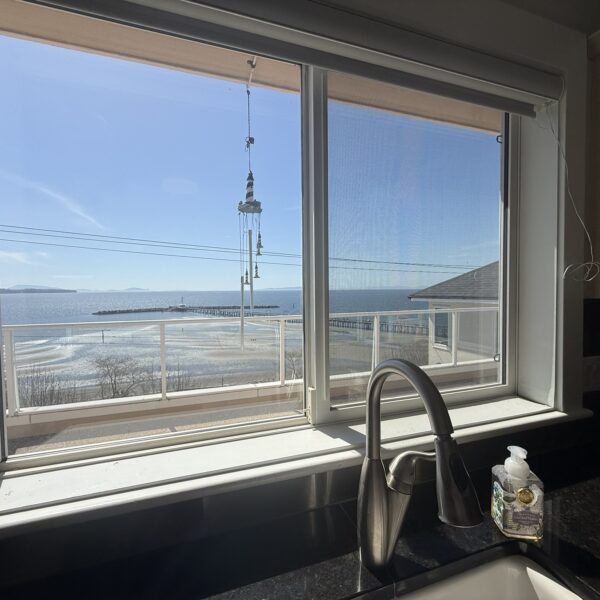Top-Floor 2-Bedroom 2-Bathroom Condo with Spectacular Ocean Views