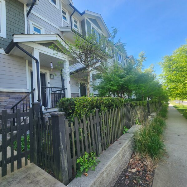Beautiful four bedroom townhouse in Sullivan heights surrey