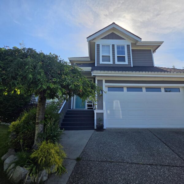 Well Kept Two Bedroom Suite in South Surrey
