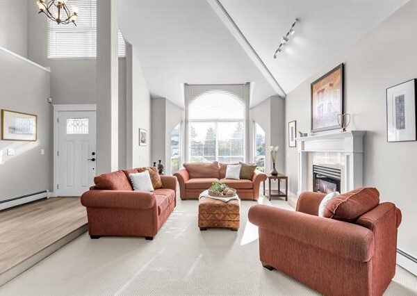 4 bedroom, 2.5 Bath home in Fraser Heights