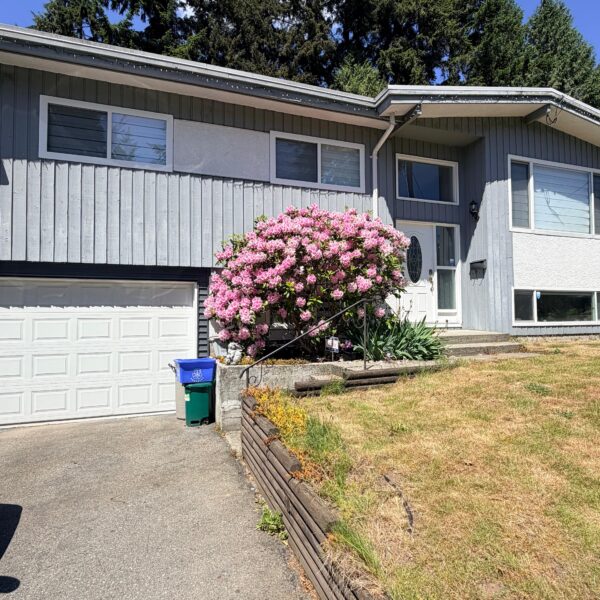 Three Bedroom Upper Suite of House with Large Patio in Delta