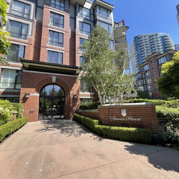 Sussex House. Two Bedrooms/Two Bath in Heart of White Rock