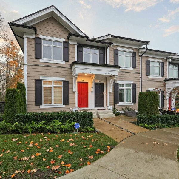 Beautiful 3 Bed and Den Corner Unit Townhouse in South Surrey