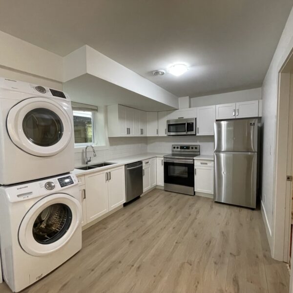 Newer 2 Bedroom Basement Suite in Grandview South Surrey