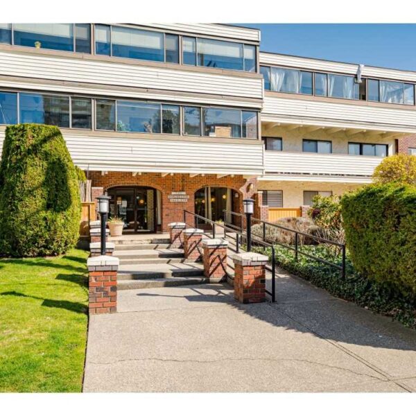 Enjoy Living in White Rock! 2 Bedrooms/1 Full Bath