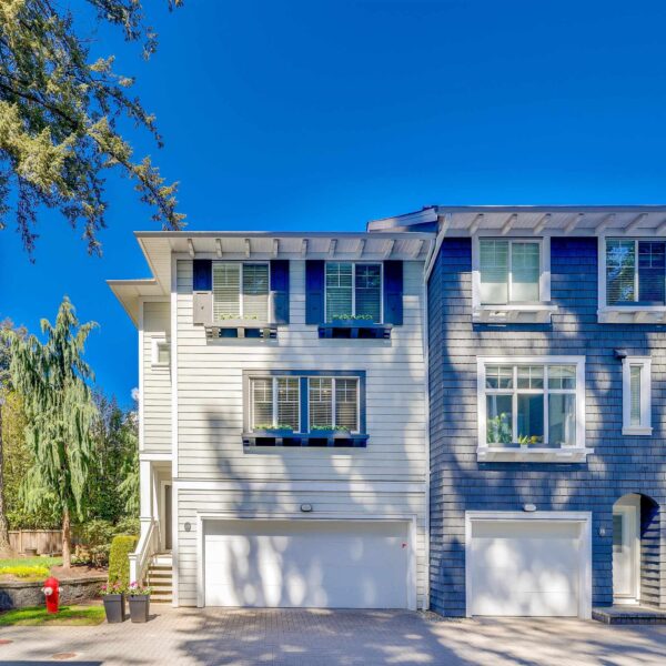 Stunning & Rare/Private Corner/End-Unit Townhome in South Surrey/Feels Like a Detached Home! 3 Bedrooms Plus Large Flex Room/4 Bathrooms