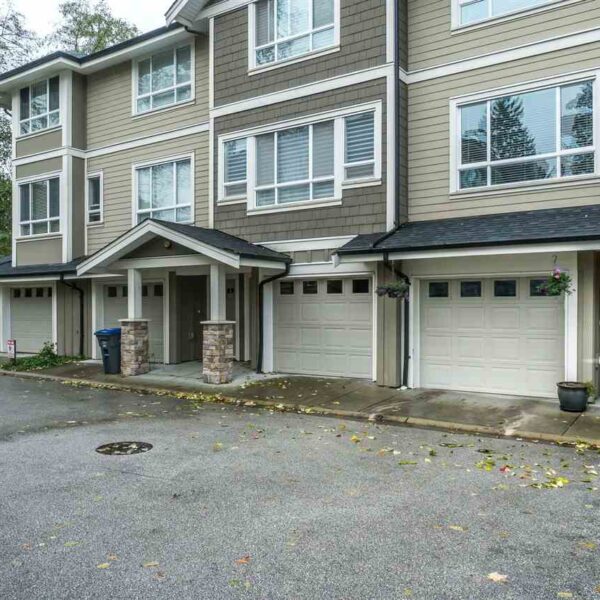 Beautiful Well Maintained 2 Bed , 2 Bath Townhouse in Arista in South Surrey!