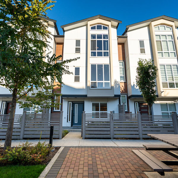 Union Townhouse – 4 Beds, 3 Baths in Willoughby Heights