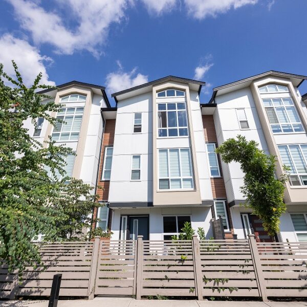 Union Townhouse – 4 Beds, 3 Baths in Willoughby Heights
