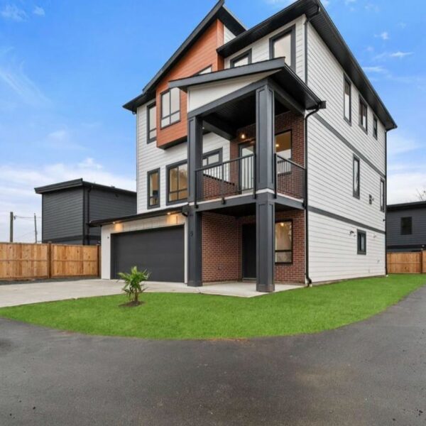 Stunning Brand-New 5 Bedrooms, 4 Bathrooms Upper Two Levels in Sardis